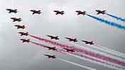 Gemeinsame Formation Patrouille Suisse und Red Arrows in Fairford