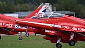 Gemeinsame Formation Patrouille Suisse und Red Arrows in Fairford