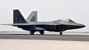 F-22 Raptor rollt auf der Al Udeid Air Base in Katar