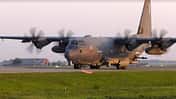 AC-130J Gunship auf Highway rollt an Farm vorbei