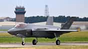 F-35A Lightning II vor Tower in Lakenheath