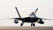 Rollende F-22A Raptor auf Wüstenbasis