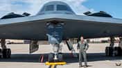 Pilot vor Stealth-Bomber B-2A Spirit 