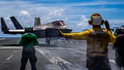 F-35C Lightning II wird an Deck der USS Abraham Lincoln eingewiesen