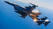 Zwei KF-16 im Flug mit Flares