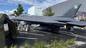 Aufblasbare Attrappe einer F-16 mit ukrainischen Markierungen