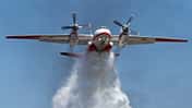 Antonow An-32P der Ukraine beim Feuerlöscheinsatz.