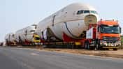 Rümpfe dreier Boeing 777 hintereinander auf Tiefladern