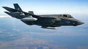 F-35C Lightning im Flug mit zwei AGM-158C-Flugkörpern
