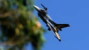 F-16 Solo-Türk beim Display mit Baum im Vordergrund