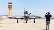 Embraer A-29 Super Tucano vor Tower in Edwards