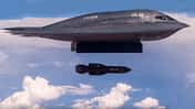 Stealth-Bomber B-2 wirft GBU-57 MOP-Bombe ab