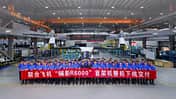 Mitarbeiter vor United Aircraft UR6000 Tilt-Rotor-Drohne