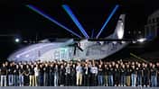 Belegschaft vor Prototyp der Air White Whale W5000 Frachtdrohne