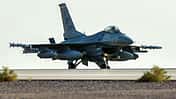 F-16 rollt aus Wüstenbasis
