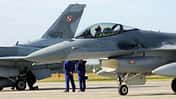F-16 Fighting Falcon Polen mit Bodenpersonal
