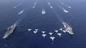 Chinas neue Flugzeugträger Liaoning und Shandong üben gemeinsam im Meer.