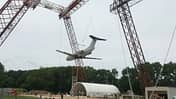 Fokker F28 an Gerüst aufgehängt vor NASA Crash Test in Langley