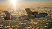 E-6B Mercury fliegender Befehlsstand in der Luft im Sonnenuntergang