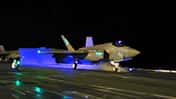 Nachtstart F-35C Lightning des US Marine Corps von der USS Lincoln