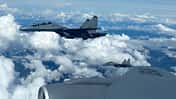 Zwei Su-30MKM neben KC-135 der US Air Force