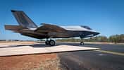 Lockheed Martin F-35A Lightning II rollt auf Kunststoffmatte