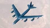 B-52H in der Luft über Wüste