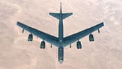 B-52H in der Luft über Wüste von oben