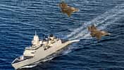 Zwei F-35A Lightning II überfliegen Kriegsschiff