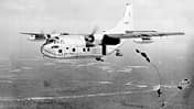 Fallschirmspringer springen aus der C-123B Fallschirmspringer springen aus der C-123B