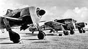 Drei nebeneinander aufgereihte Focke-Wulf Fw 190 während des Warmlaufprozederes