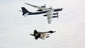 F-22 fliegt nebenTupolew Tu-95