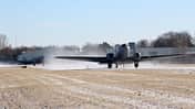 Basler BT-67 wirbelt Schnee beim Start auf