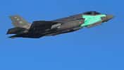 F-35 mit unlackiertem Bug am Boden im Flug