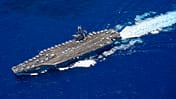 Der Flugzeugträger USS Nimitz durchquert den Pazifik, von oben fotografiert
