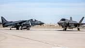 AV-8B Harrier neben F-35B Lightning