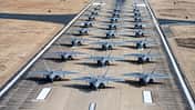 F-22 Raptor der US Air Force beim "Elephant Walk".