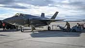 F-35A Lightning II mit Beladefahrzeug
