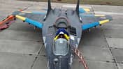 Pilot im Cockpit einer schwarzen MiG-29 der Ukraine