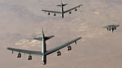 Zwei B-52H Stratofortress in Formation