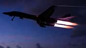 Nachbrennerstart einer B-1B Lancer bei Nacht