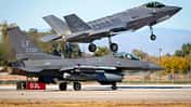 Landende F-35 vor F-16 auf der Luke Air Force Base