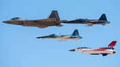 Jet-Formation USAF Heritage Flight F-16 mit F-22 und zwei Tiger