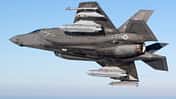 Lockheed Martin F-35B Lightning II mit zwei AGM-158C bei einem Testflug