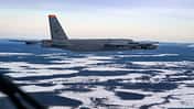 B-52 Stratofortress im Flug über Schneelandschaft