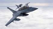 Zwei Dassault Rafale der französischen Luftstreitkräfte bei einem Flug über Litauen