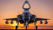 F-35I Adir Israel mit vier JDAM-Bomben von vorn im Sonnenuntergang