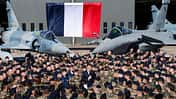 Präsident Macron hält Rede inmitten von Soldaten vor Mirage 2000 und Rafale