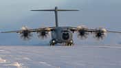 Airbus A400M auf der Eis-Landebahn in Grönland.