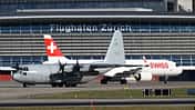 C-130 Hercules rollt vor Terminal in Zürich